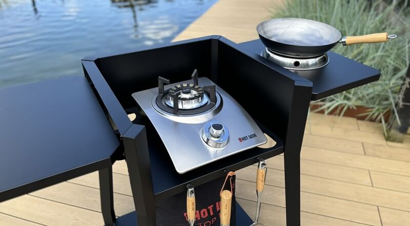 horak-v-mobilnom-stoliku-hot-wok